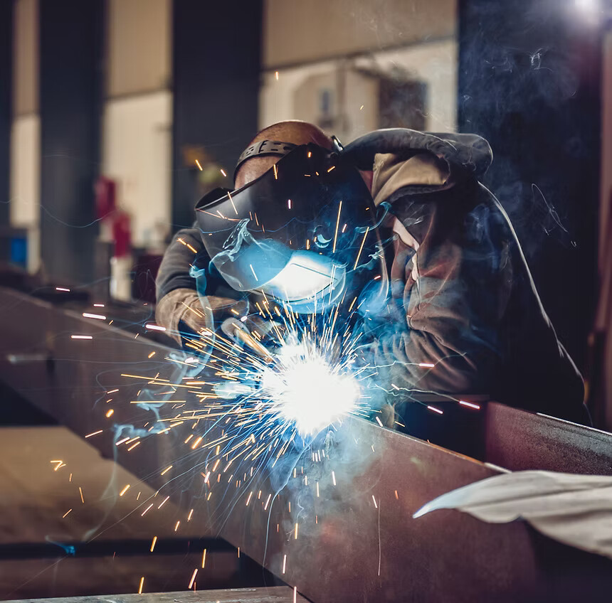Saldatore al lavoro in officina